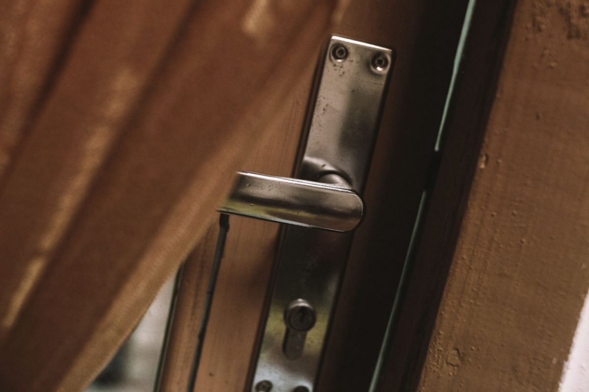 Barre de sécurité pour porte intérieure : rôle et limites