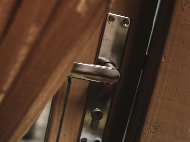 Barre de sécurité pour porte intérieure : rôle et limites